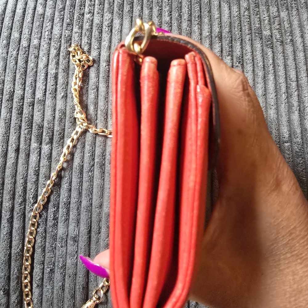 Louis Vuitton Mahina Amelia Wallet with an added chain - Picture 7 of 8